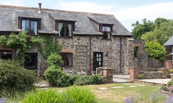 Holsworthy House | Experience Greenfinch: Pet-Friendly 4-Star Hotel, Rated 10/10