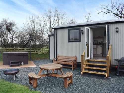 Gilcrux House | Relaxing Greengill Farm Shepherds Hut with Hot Tub & Kids' Play