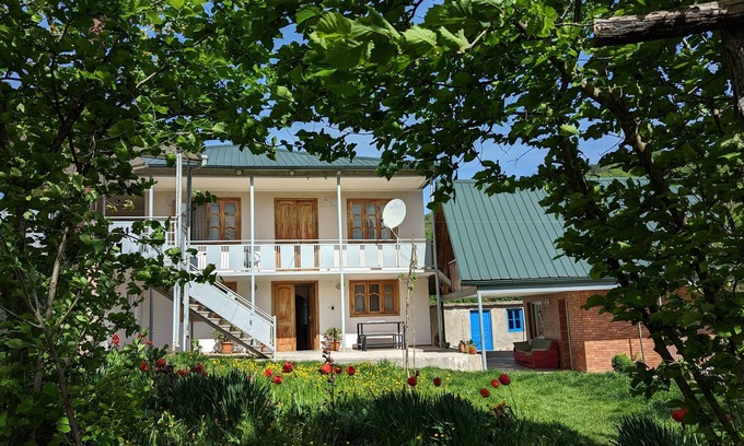 New Boulevard Hotel | Cozy GreenHill Guesthouse in Ubisa with Breakfast Included