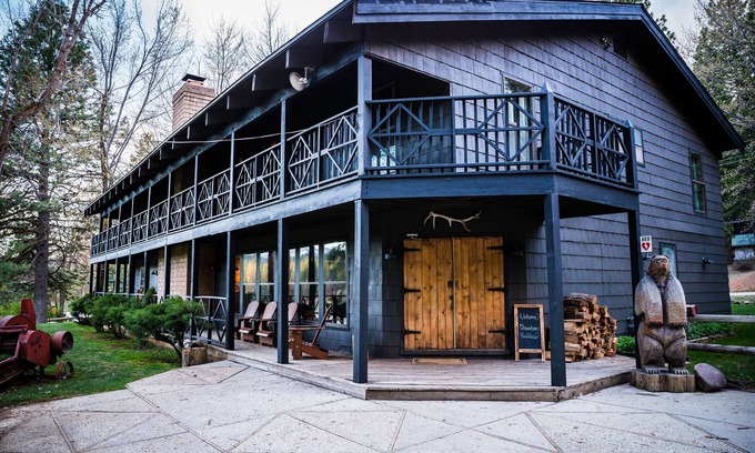 Quincy House | Relaxing Getaway at Greenhorn Ranch with Pool & Breakfast