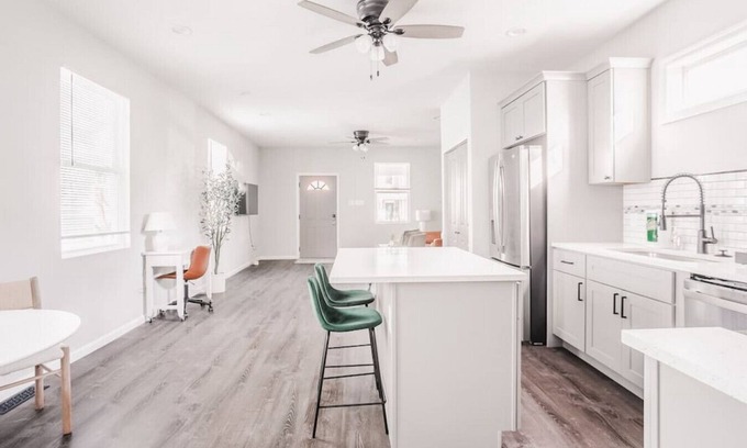 Northside House | Perfect Getaway: Greenhouse Cottage Near Downtown & UC Hospital