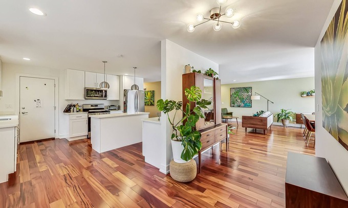 Evanston Condo | Kid-Friendly Greenhouse Inn in Evanston - Top Guest Rated!