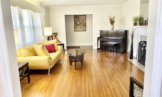 Toddville Road House | Ideal Greenhouse Studios: Cozy Retreat Near Uptown & Airport