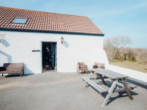 Lydstep House | Greenkeepers Cottage: Family-Friendly Retreat with a Pool