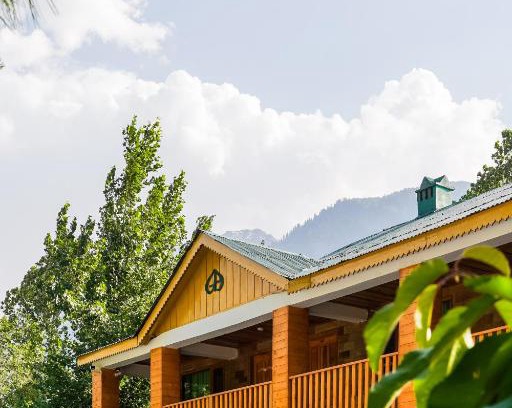 Kalam Hotel | Experience Greens By Roomy in Kalam: Family-Friendly Stay