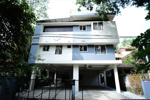 Kozhikode Apartment | Family-Friendly Greens: Highly Rated with Great Amenities