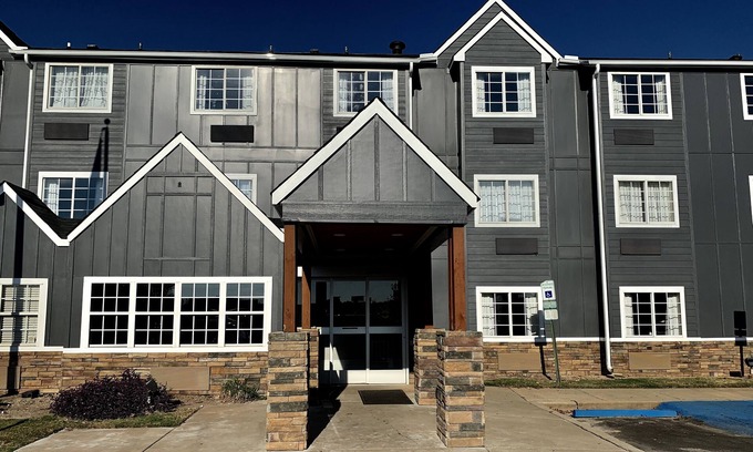 Greenville - Spartanburg Hotel | Budget-Friendly Econo Lodge & Suites with Family Amenities