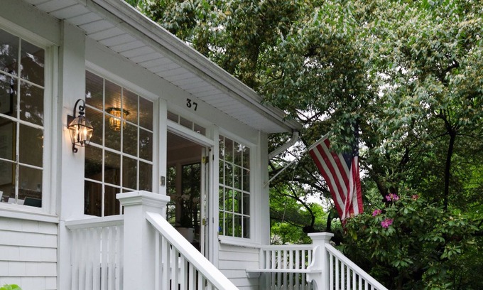 Old Greenwich House | Experience Greenwich Beach Old House with Oceanfront Amenities