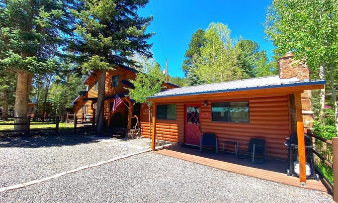 Greer Cabin | Greer Cabin and Guest Cottage: Ideal for Family Getaways