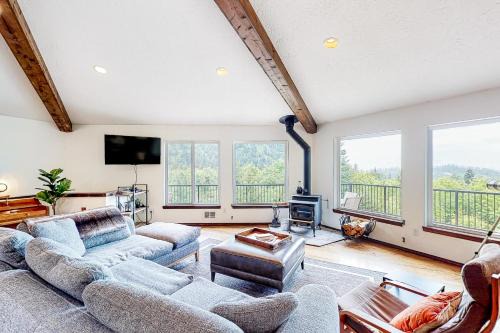 Port Angeles House | Discover Greer's Outlook: Pet Friendly & Hot Tub Retreat