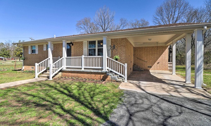 Higden House | Delightful Greers Ferry Home with Yard Near Marina