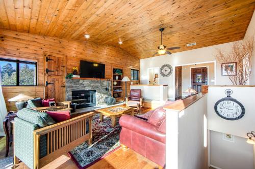 Crestline House | Family-Friendly Gregory Getaway with Exceptional Reviews