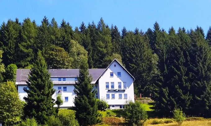 Klingenthal House | Discover Greizer Kammhütte: Family-Friendly with Hot Tub
