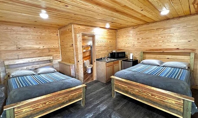 Coffeeville Cabin | Pet-Friendly Grenada Lake Resort Cabin #5 with Breakfast
