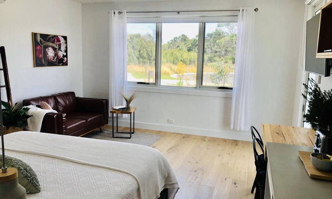 Inverloch Bed & Breakfast | Grevillea King Suite: Nature Strolls & Ocean Views Await