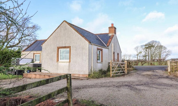 Lockerbie House | Cozy Grey Craig Cottage: Family-Friendly Retreat, 4 Stars