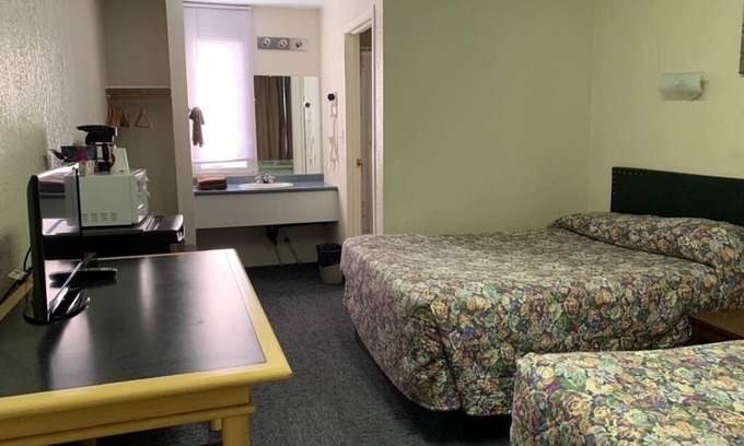 Castor Hotel | Discover Grey Goose Motel: Family-Friendly with Breakfast