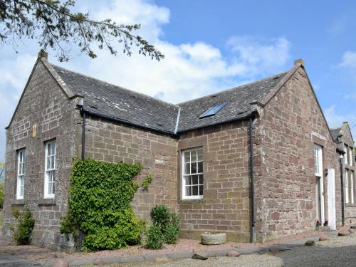 Laurencekirk House | Pet-Friendly Grey Granite: Guest Rated 10/10 for Families