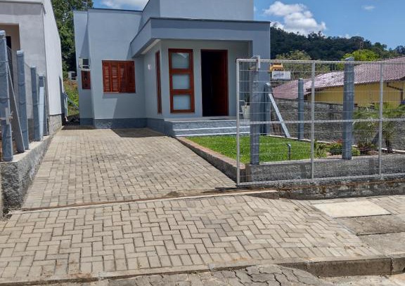 Tres Coroas House | Discover Grey House near Gramado and the Buddhist Temple