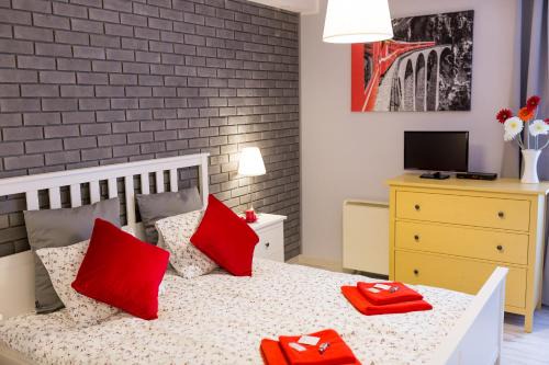 Fabryczna Apartment | Cozy Grey Studio II with Breakfast and Hot Tub Access