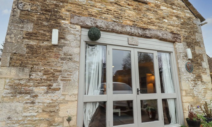 Barnsley Cottage | Discover Greyhound Barn: Family-Friendly & Pet Welcoming