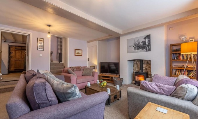 Sculthorpe House | Guest Rated 10/10: Greyhound Cottage, Pet & Child Friendly