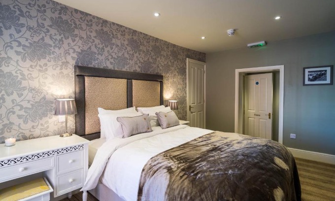 Wilton Hotel | Experience Comfort at Greyhound Inn Wilton - Rated 9.3/10