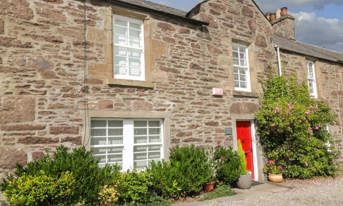 Crieff House | Inviting Greystones Cottage: 4-Star Retreat with Great Reviews