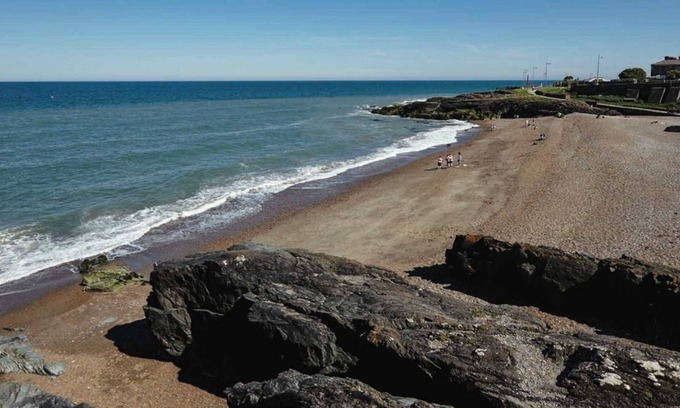 Greystones House | Greystones House: Beachside Retreat with Family-Friendly Amenities