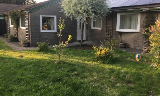 Hurdlow House | Cozy Greystones Nawab Twin Bedrooms in Peak Park