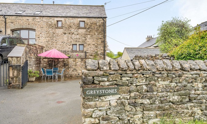 Milnthorpe Cottage | Pet-Friendly Greystones with Beautiful Garden in Milnthorpe