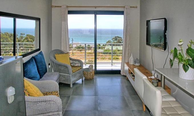 St. Helena Bay Apartment | Pet-Friendly Grietas Villa 2 - Rated 8/10 for Families