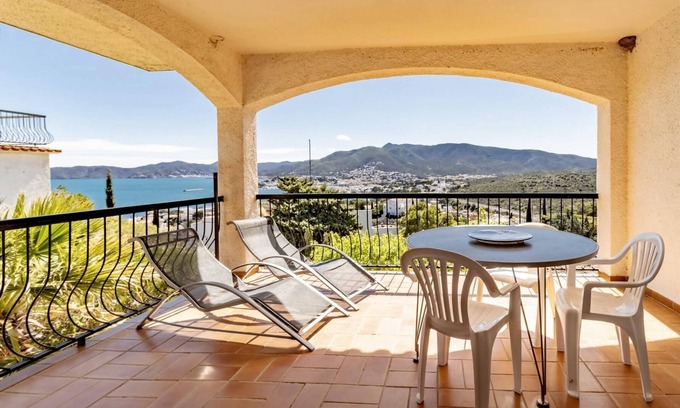 Llanca Apartment | Grifeu 11: Terrace Apartment with Breathtaking Sea Views