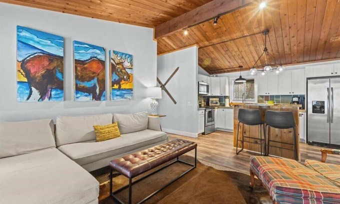Stowe Area Apartment | Griffin Chalet 2 ~ mile to Stowe