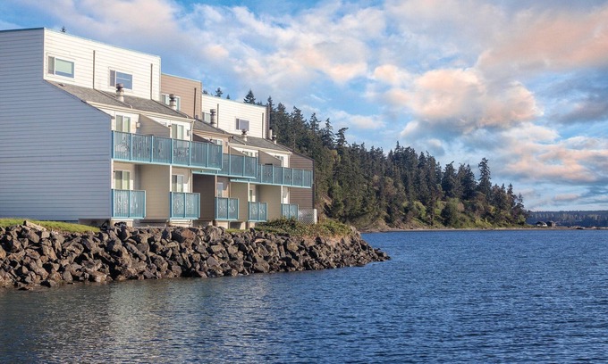 Adelma Beach Resort | Experience Bay Views and Culinary Delights by the Ocean