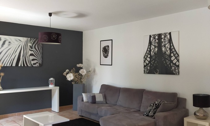 Grillon House | Guest Rated: Grillon in the Enclave des Papes with Pool