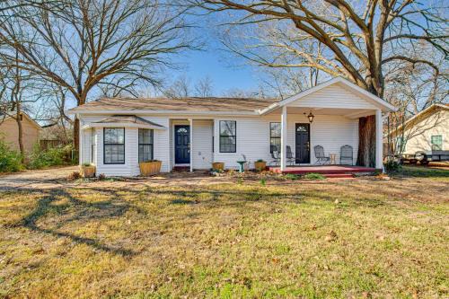 Granbury House | Grills, Fire Pit and Yard Central Granbury Home!