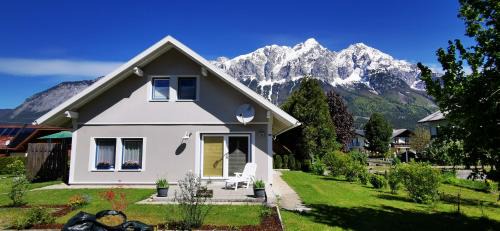 Niederoeblarn House | Pet-Friendly Grimming View with a 9.5/10 Guest Rating
