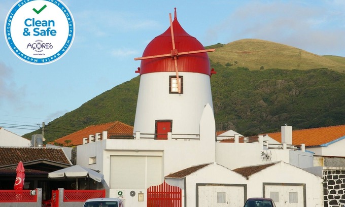 Santa Cruz da Graciosa Cottage | Unwind at Grindstone Beach Mill - Oceanfront Retreat in Graciosa