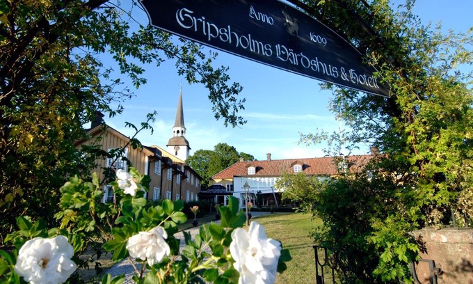 Mariefred Hotel | Discover Gripsholms Värdshus: Pet-Friendly & Pool Access