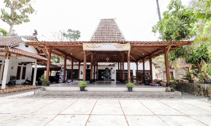 Bantul House | Comfortable Griya Erlangga Homestay with Breakfast Included