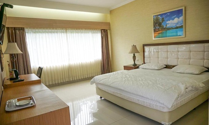 Megamendung Hotel | Inviting Griya Kayana Inn with Pool and Family Amenities