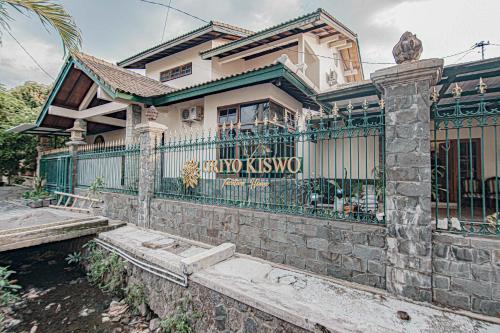Laweyan House | Inviting Griyo Kiswo Vacation Home: Family-Friendly Retreat
