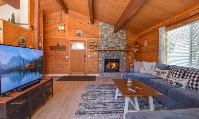 Green Valley Lake Cabin | Grizzly Cabin: Lake Views & Trails Await You!