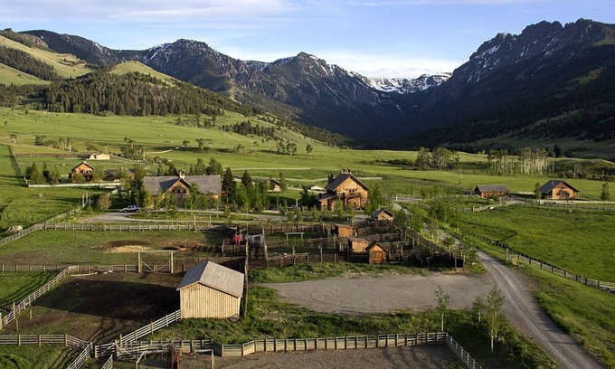 Emigrant Cabin | Rustic Elegant Retreat Near Yellowstone for Memorable Events