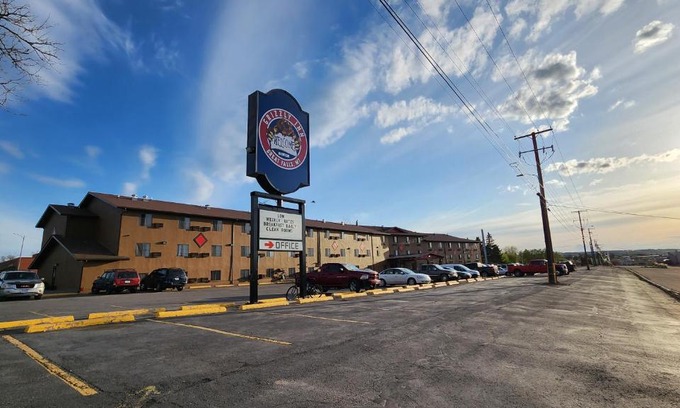 Great Falls Hotel | Pet-Friendly Grizzly Inn: A Family Retreat for All
