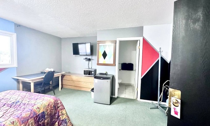 Fox Creek Hotel | Discover Grizzly Motor Hotel: Family-Friendly with Breakfast