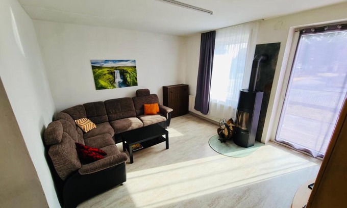 Kaufbeuren Apartment | Inviting 3-Room Apartment with Garden and Fireplace for Groups