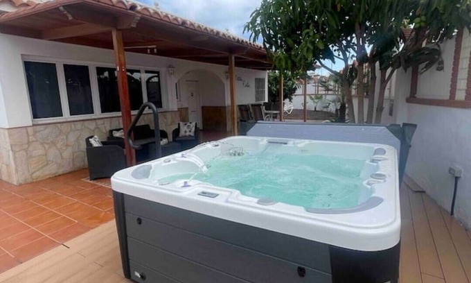 Playa del Ingles Apartment | Private Oasis: Großer Bungalow with Ocean Views & Spa