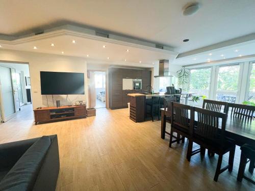 Schwarza Apartment | Relax in Comfort with Whirlpool, Netflix & Ocean Views